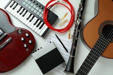 Beyaz arkaplanda farklı müzik aletleri seti.