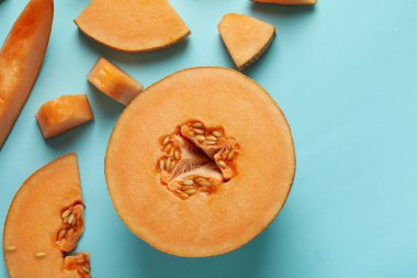 Mavi zemin üzerinde olgun kavun dilimleri, üst görünüm