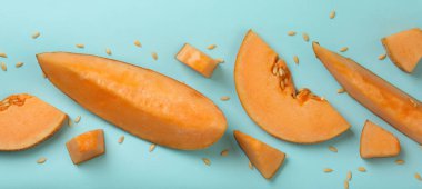 Mavi zemin üzerinde olgun kavun dilimleri, üst görünüm