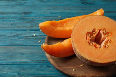 Olgun karpuz ahşap masada, metin için boşluk