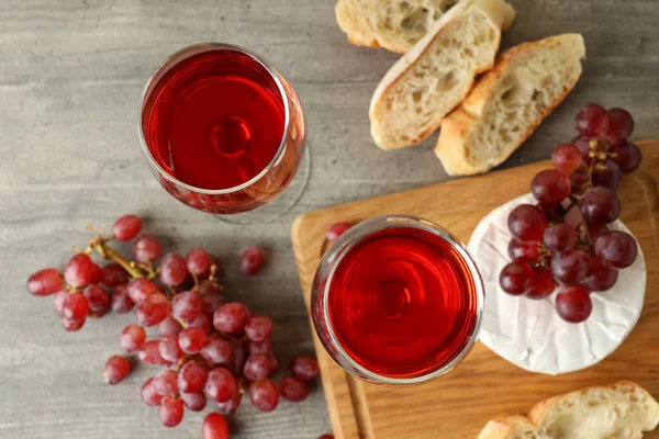 Conceito Saboroso Comer Com Vinho Tinto Mesa Textura Cinza — Fotografia de Stock