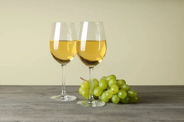 Lunettes Vin Blanc Raisin Sur Table Grise Texturée — Photo