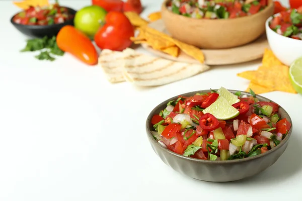 Concepto Comida Mexicana Con Pico Gallo Sobre Fondo Blanco — Foto de Stock