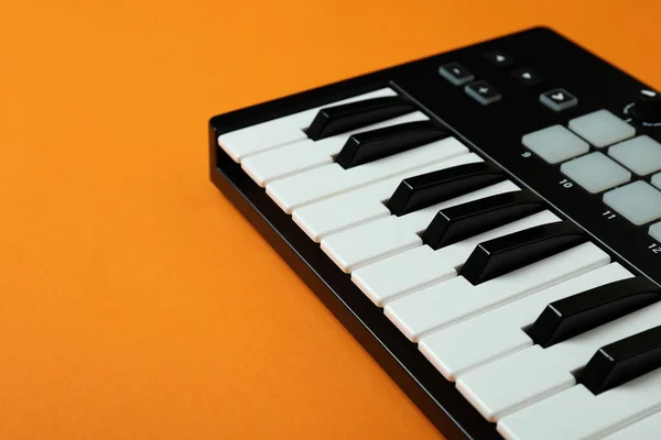 Teclado Midi Fundo Laranja Espaço Para Texto — Fotografia de Stock