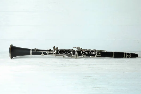 Clarinet Musikinstrument Vit Trä Bakgrund — Stockfoto