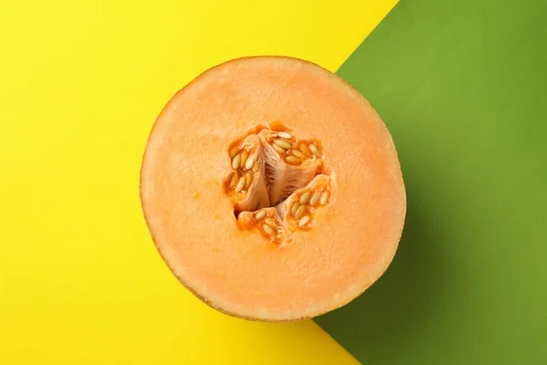 Melon Moitié Sur Fond Deux Tons Gros Plan — Photo