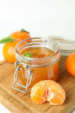 Mandalina reçeli ve beyaz arkaplan içerikli tahta