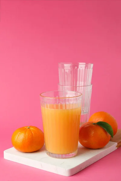 Tafel Mit Mandarinensaft Und Zutaten Auf Rosa Hintergrund — Stockfoto