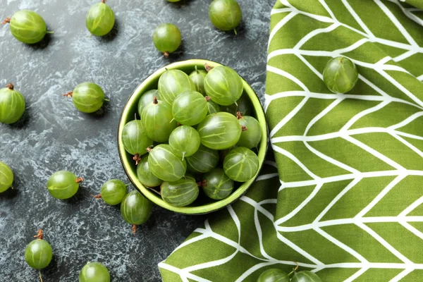 Skål Med Krusbär Och Kökshandduk Svart Rökbord — Stockfoto