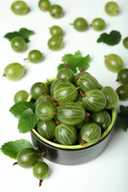 Beyaz arka planda bir kase olgun Bektaşi üzümü