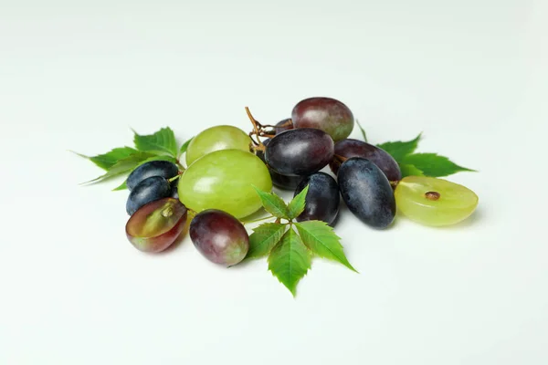 Rijpe Druif Met Bladeren Witte Achtergrond — Stockfoto