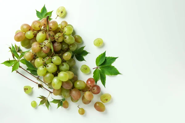 Uva Verde Madura Con Hojas Sobre Fondo Blanco —  Fotos de Stock