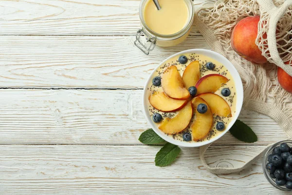 Concetto Cibo Sano Con Yogurt Alla Pesca Tavolo Legno Bianco — Foto Stock