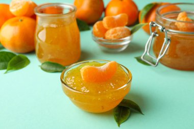 Mandalina reçeli ve nane arkaplanındaki malzemeler, kapatın