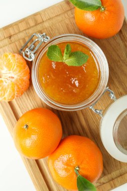 Mandalina reçeli ve beyaz arkaplan içerikli tahta