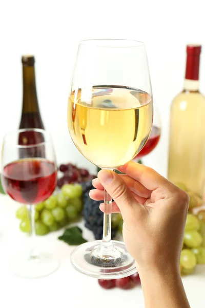 Weibliche Hand Hält Glas Weißwein Gegen Verschiedene Weine — Stockfoto