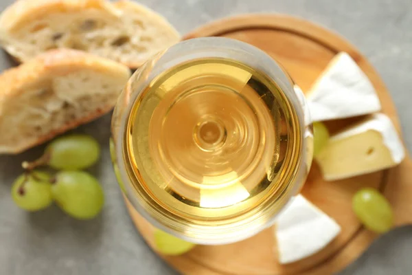 Concept Dégustation Savoureuse Avec Vin Blanc Sur Table Grise Texturée — Photo