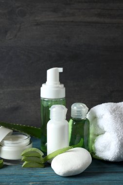 Ahşap masadaki aloe vera ile cilt bakımı kavramı