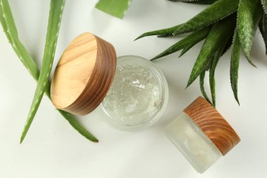 Aloe vera ve kozmetik ürünleri beyaz arkaplanda