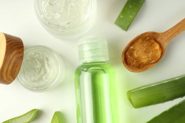 Aloe vera kozmetik ürünleri, beyaz arkaplanda yapraklar ve dilimler