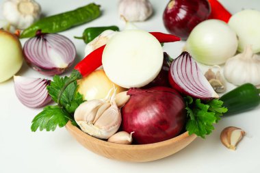 Baharatlı sebzelerle dolu bir kase.