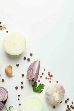 Beyaz arkaplanda baharatlı sebzeler, metin için boşluk