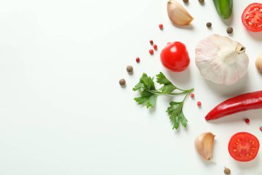 Beyaz arkaplanda baharatlı sebzeler, metin için boşluk