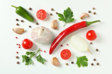 Beyaz arka planda baharatlı sebzeler, üst manzara.