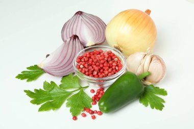 Beyaz arka planda bir grup baharatlı sebze