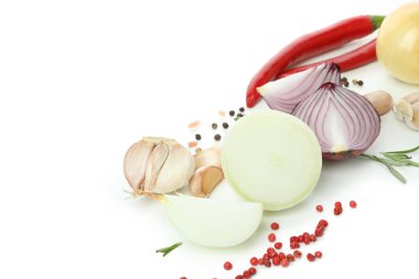 Beyaz arka planda izole edilmiş bir grup baharatlı sebze