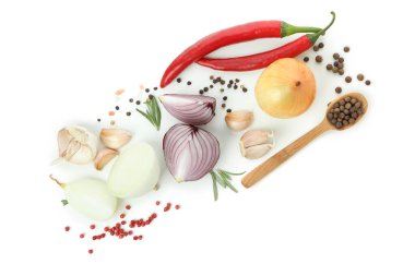 Beyaz arka planda izole edilmiş bir grup baharatlı sebze