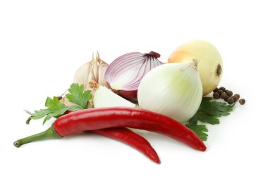 Beyaz arka planda izole edilmiş bir grup baharatlı sebze