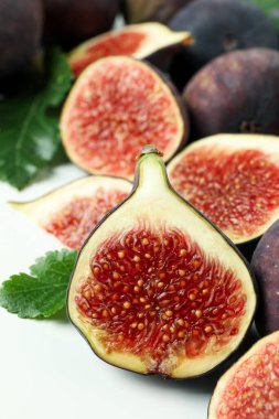 Beyaz arkaplanda yaprakları olan incir, kapat