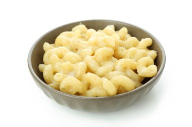 Beyaz arka planda izole edilmiş lezzetli makarna ve peynir.