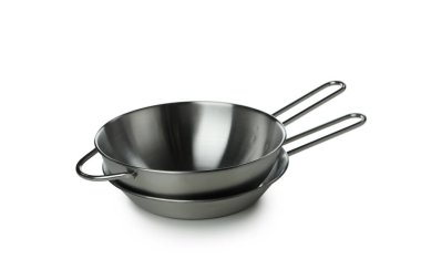 Beyaz arkaplanda tencereli metal tava