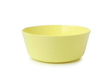 Beyaz arka plan üzerinde izole boş plastik kase