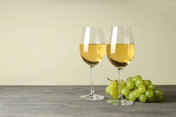 Copos Vinho Branco Uva Mesa Cinza Texturizada — Fotografia de Stock