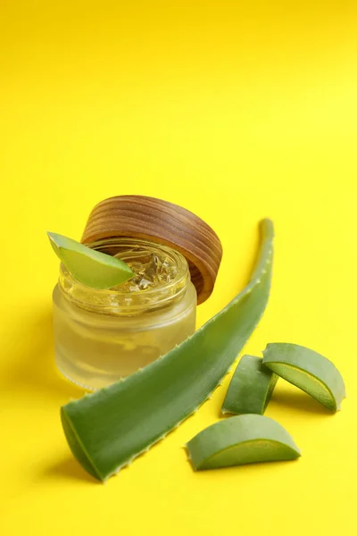 Aloe Listy Gel Žlutém Pozadí — Stock fotografie