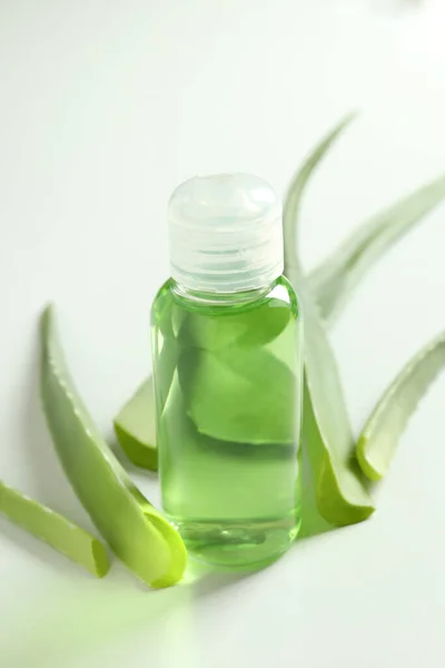 Aloe Daun Dan Botol Dengan Gel Latar Belakang Putih — Stok Foto