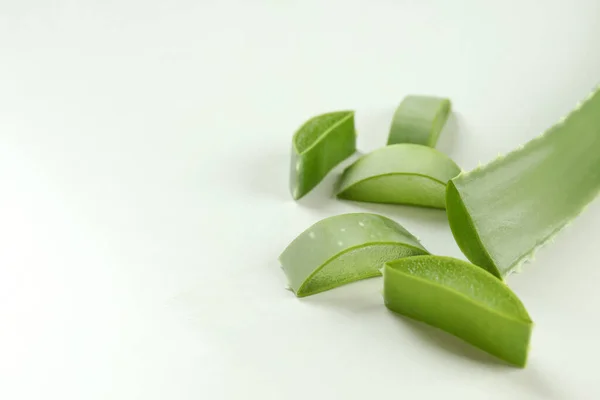 Aloe Vera Blad Och Skivor Vit Bakgrund — Stockfoto