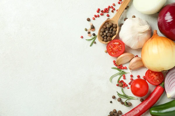 Beyaz desenli arka planda farklı baharatlı sebzeler