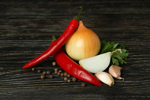 Kırsal ahşap arka planda farklı baharatlı sebzeler.