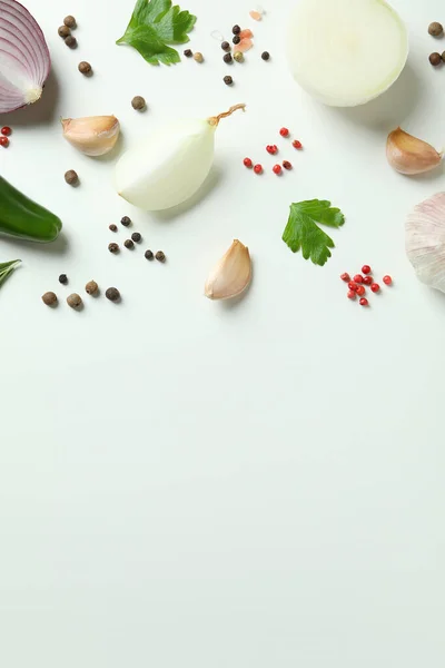 Vegetales Picantes Sobre Fondo Blanco Espacio Para Texto — Foto de Stock