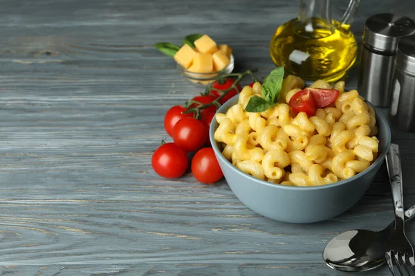 Concepto Sabroso Comer Con Macarrones Con Queso Sobre Fondo Madera — Foto de Stock