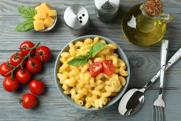 Concepto Sabroso Comer Con Macarrones Con Queso Sobre Fondo Madera — Foto de Stock