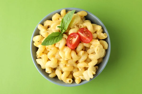 Placa Con Macarrones Queso Sobre Fondo Verde — Foto de Stock