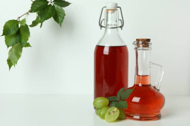 Beyaz arkaplanda üzüm sirkesi kavramı