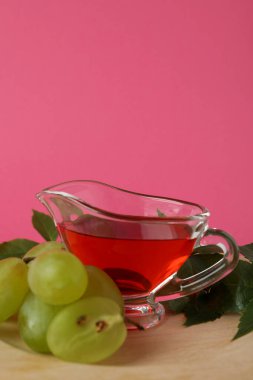 Pembe arka planda üzüm sirkesi kavramı