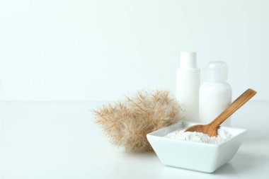 Beyaz masada doğal spa kozmetik ürünleri, metin için boşluk