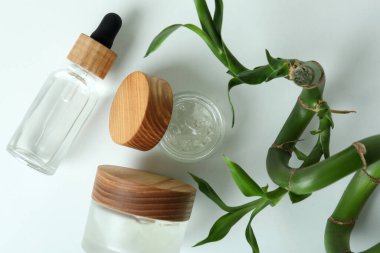 Beyaz masadaki doğal spa kozmetik ürünleri.